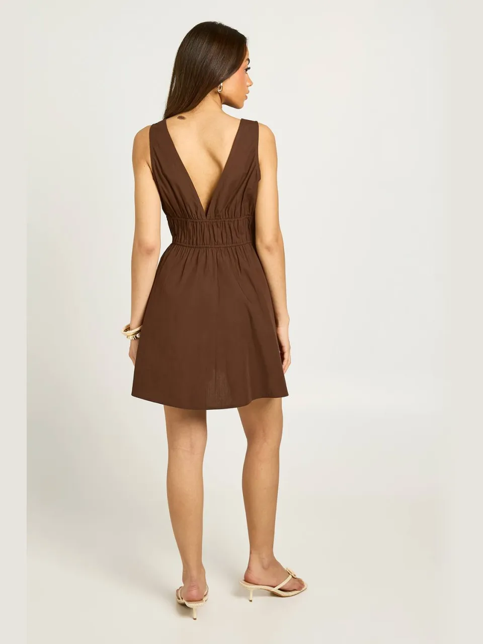 boohoo Dames Mini Skater Jurk Met Diepe V-hals En Strikdetail chocoladebruin, foto 2