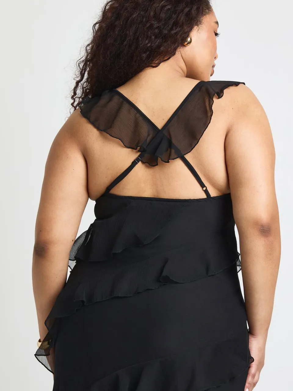 boohoo Dames Plus Chiffon Ruches Bandjes Maxi Jurk zwart, foto 4
