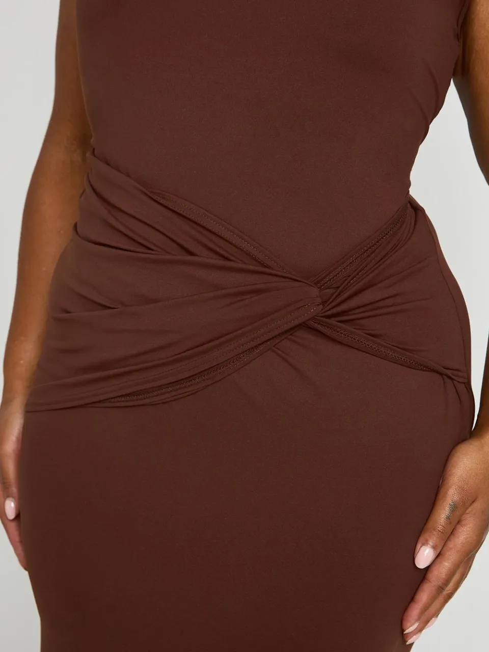 boohoo Dames Plus Super Zachte Maxi Jurk Met Geknoopte Taille Zonder Mouwen chocoladebruin, foto 3