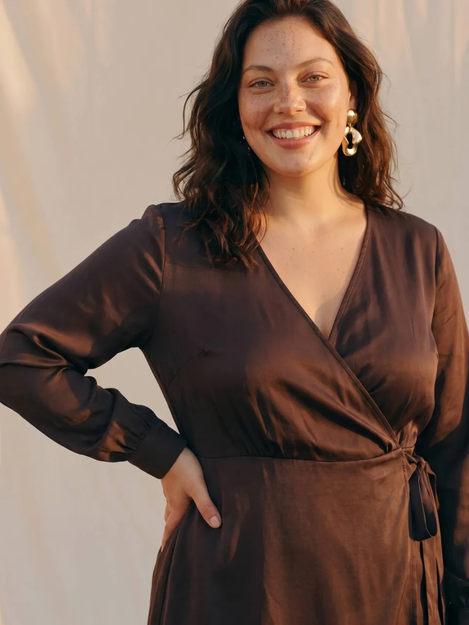 Vero Moda Curve x Wehkamp mini satijnen wikkeljurk Plus Size - donkerbruin, foto 6
