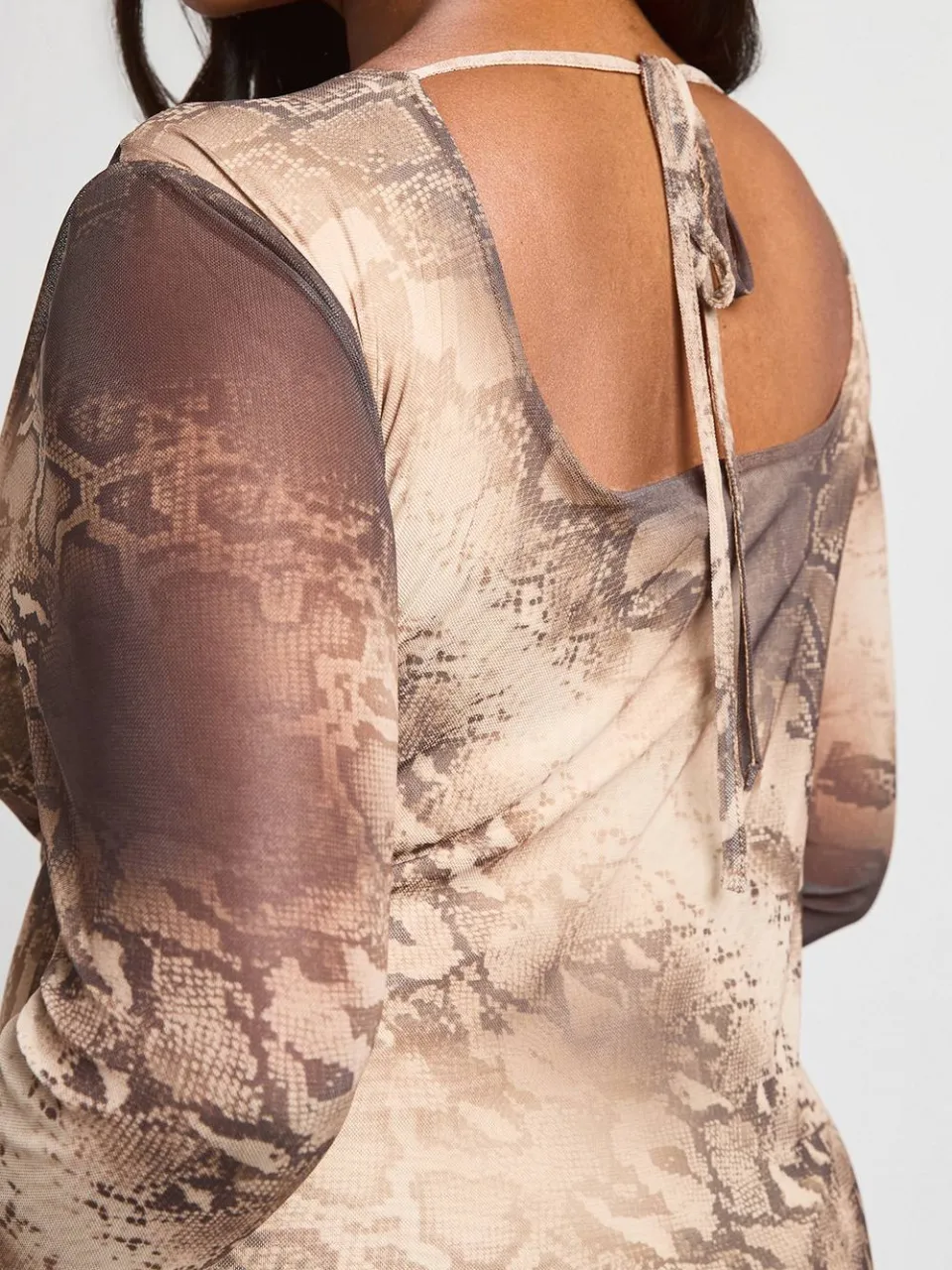 boohoo Dames Plus Slangenmesh Maxi Jurk Met Lage Rug bruin, foto 4