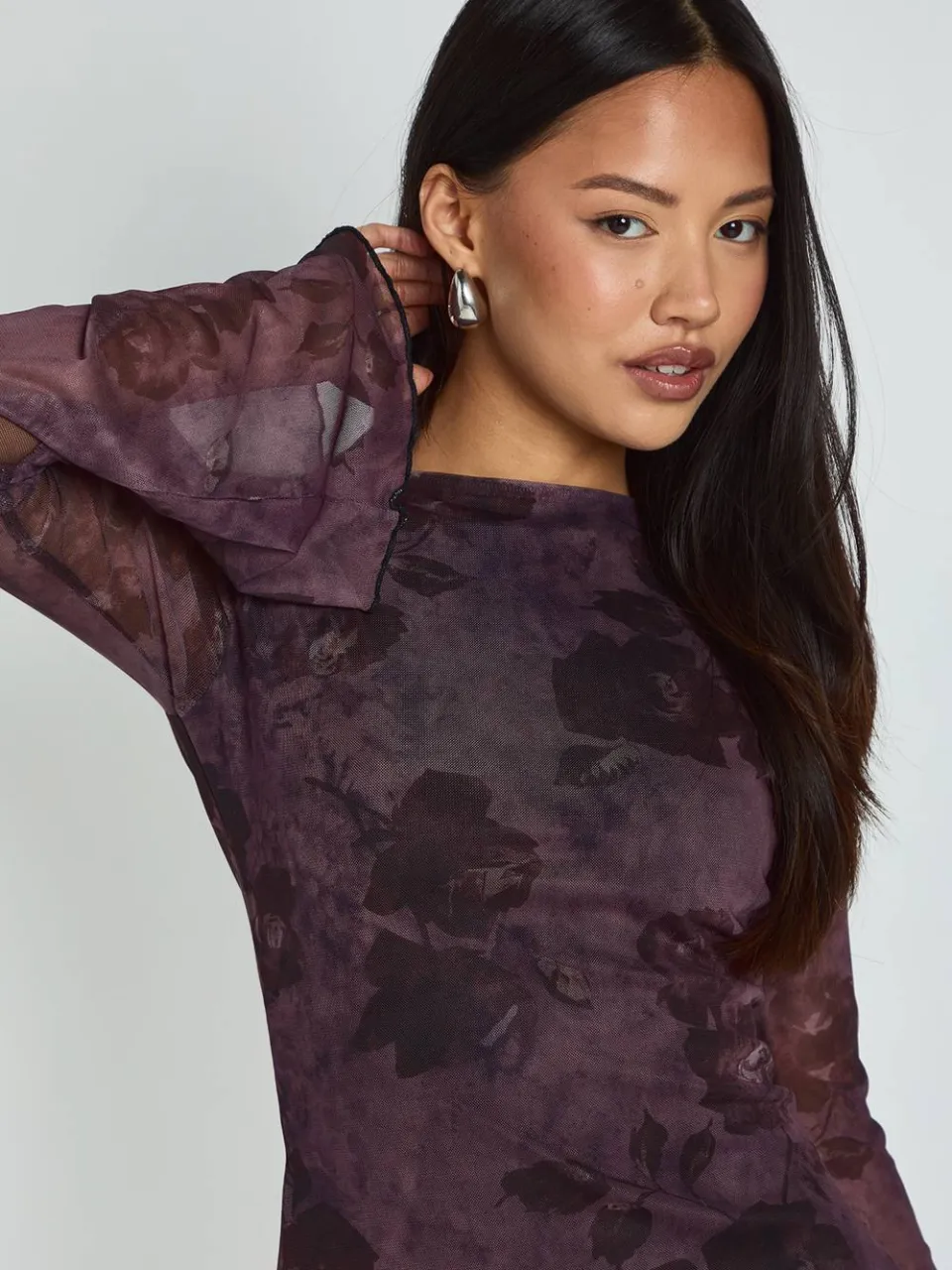 boohoo Dames Petite Bloemige Dierenmix Mesh Jurk met Uitlopende Mouwen pruim, foto 4