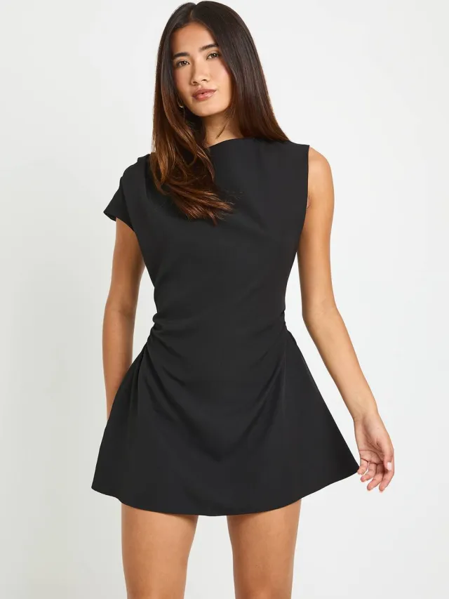 boohoo Dames Mini-jurk Met Hoge Asymmetrische Hals En Geplooide Taille Zwart