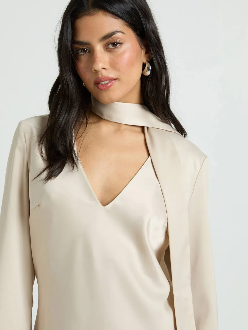 boohoo Dames Getextureerde Satijnen Sjaal Detail Shift Jurk oester, foto 4