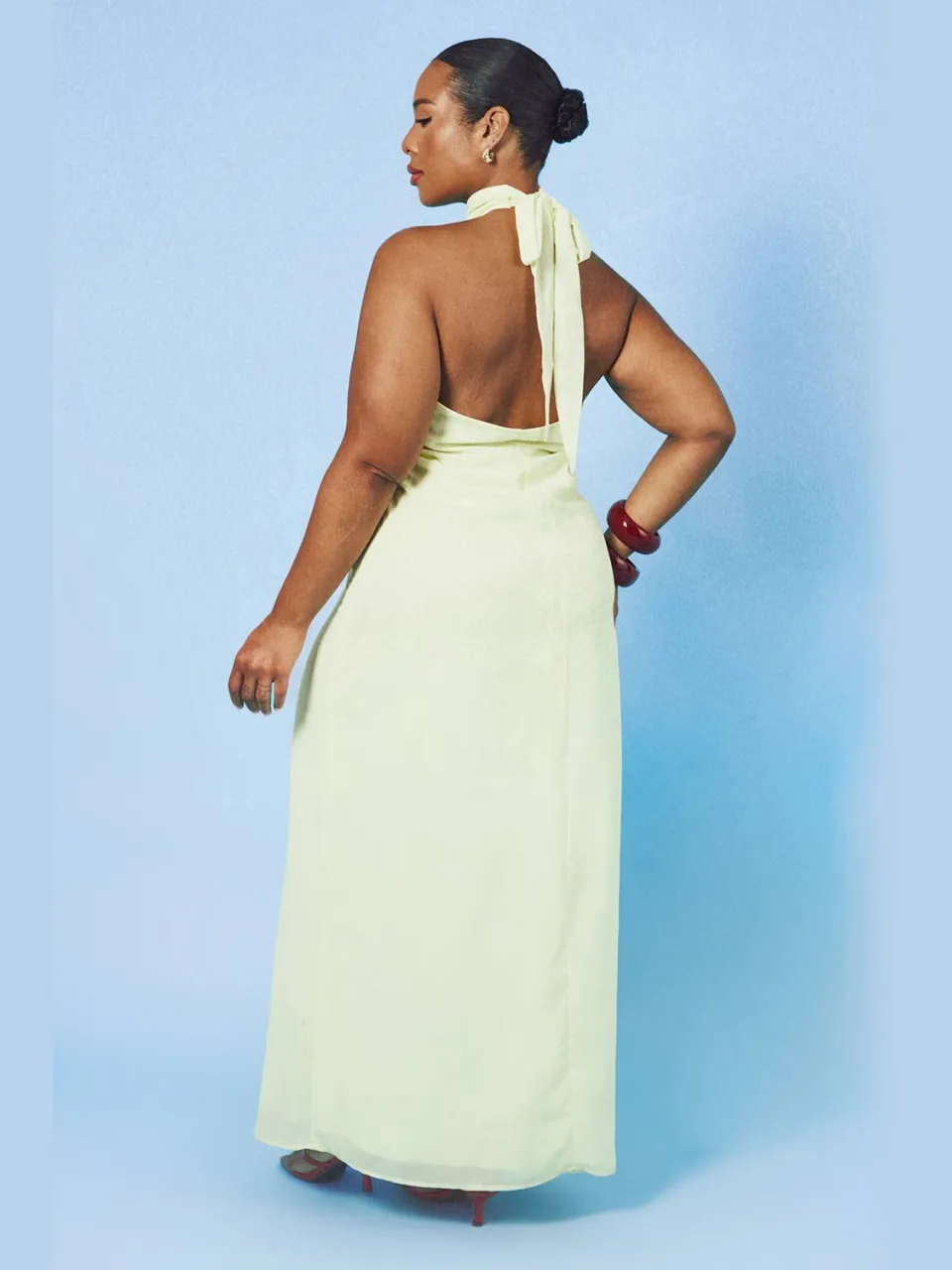 boohoo Dames Plus Halternek Chiffon Maxi Jurk Met Diepe Hals citroen, foto 2