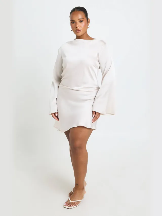 boohoo Dames Plus Satijnen Asymmetrische Halslijn Geplooid Shift Jurk Ivoor