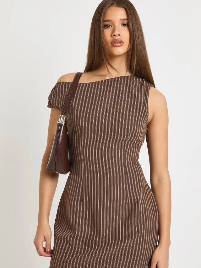 boohoo Dames Fijn gestreepte Off-Shoulder Maatwerk Mini Jurk Chocoladebruin