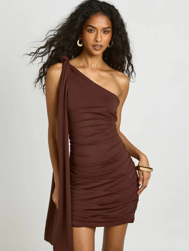 boohoo Dames Knoop Schouder Asymmetrische Mini Jurk Chocoladebruin