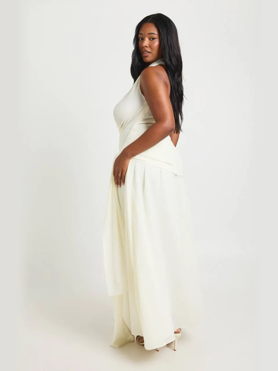 boohoo Dames Plus Chiffon Extreme Waterval Hals Strikband Taille Maxi Jurk ecru, foto 2
