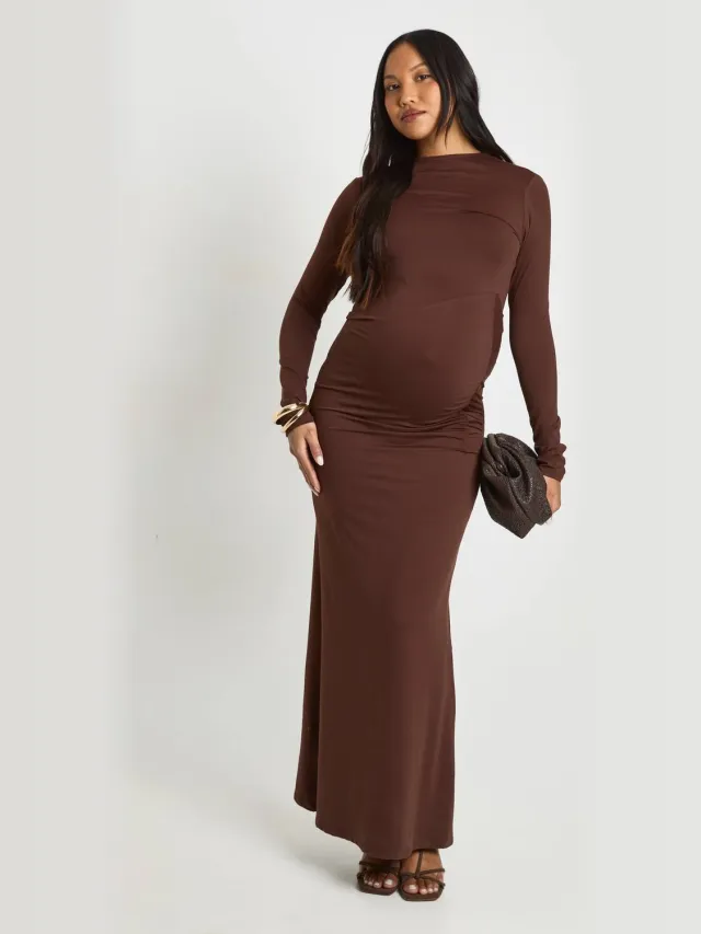 boohoo Dames Zwangerschaps Maxi Jurk Met Gerimpeld Detail Aan De Zijkant Chocoladebruin
