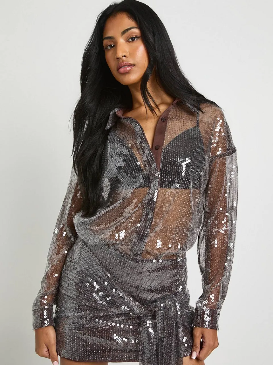 boohoo Dames Transparante pailletten gedrapeerde mini-shirtjurk chocoladebruin, foto 3