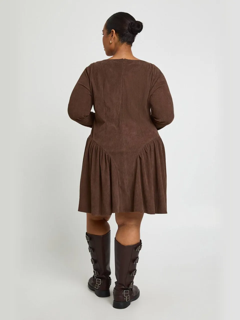 boohoo Dames Plus Cord Melkmeid Skater Jurk chocoladebruin, foto 2