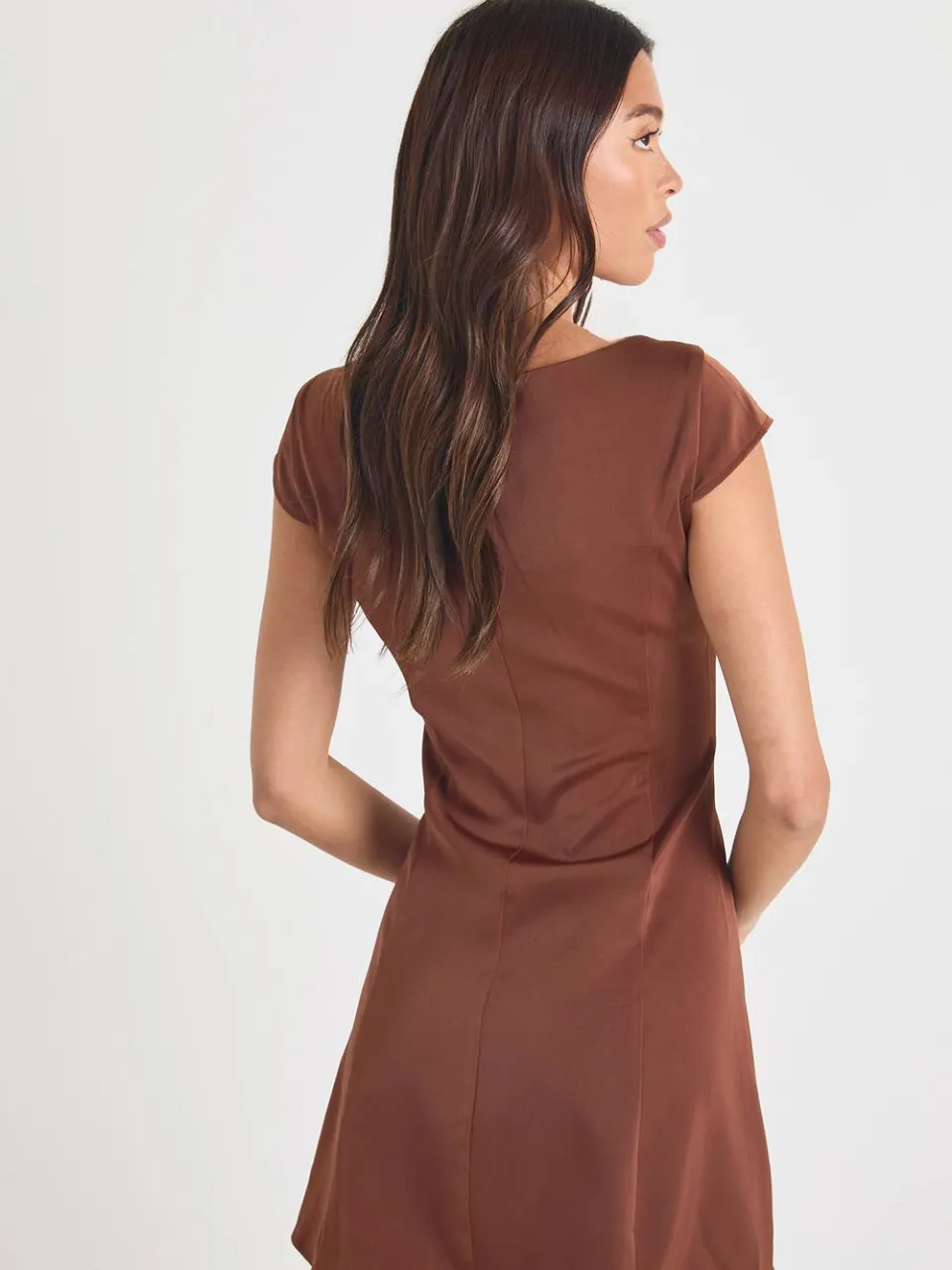 boohoo Dames Satijn Capmouw Mini Shift Jurk chocoladebruin, foto 2