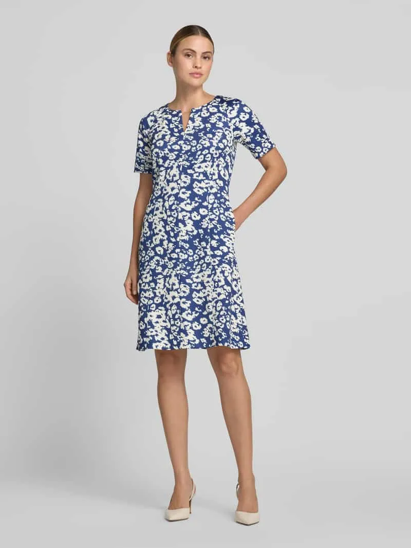 Marc Cain Knie-lange jurk in all-over look met V-hals koningsblauw, foto 3