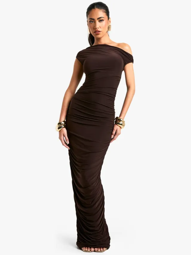 boohoo Dames Asymmetrische maxi-jurk met een schouder en ruches Chocoladebruin