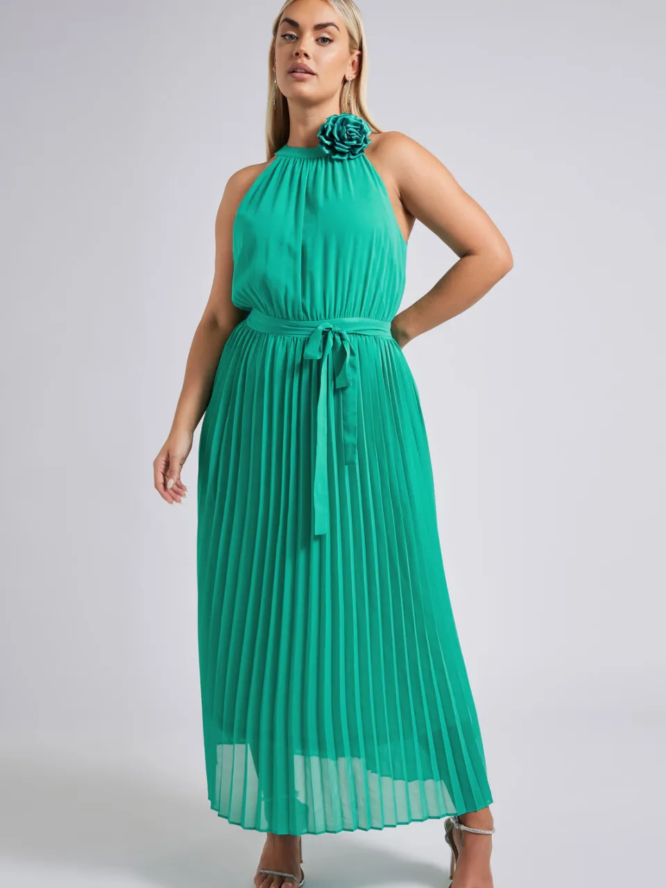 Yours London Geplooide Maxijurk Met Corsage In Groen Green