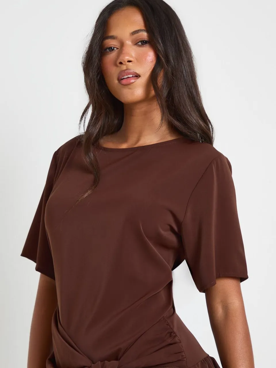 boohoo Dames Mini-jurk Met Strikceintuur En Asymmetrische Zoom Van Geweven Stof espresso, foto 2
