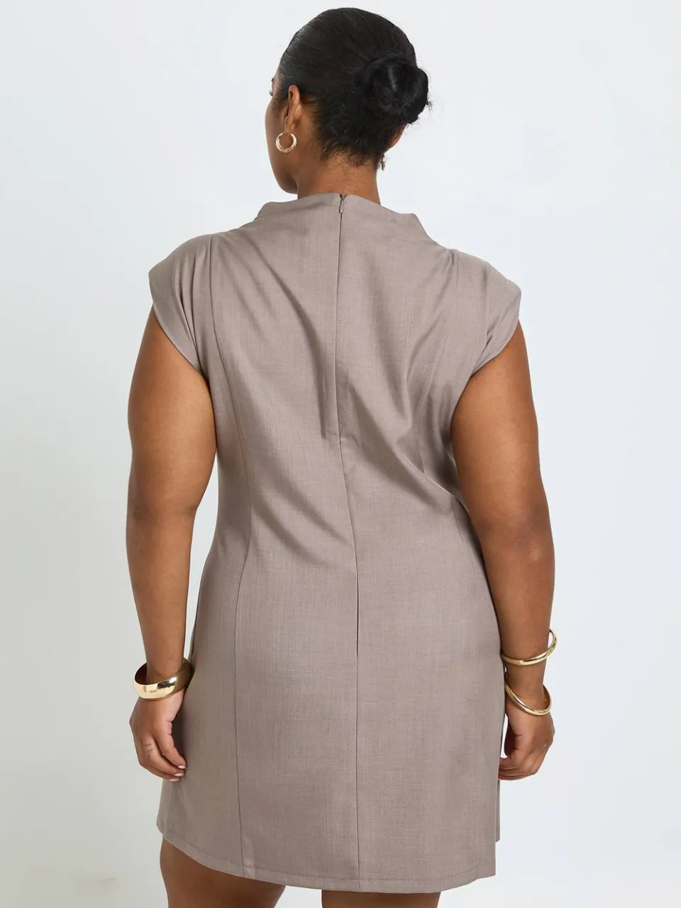 boohoo Dames Plus Getailleerde Mouwloze Asymmetrische Mini-jurk Met Knoopsluiting paddestoel, foto 2
