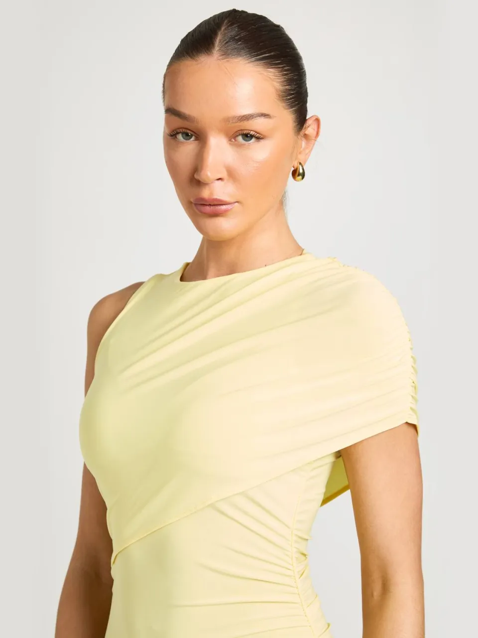 boohoo Dames Slinky Asymmetrische Hals Geplooide Detail Maxi Jurk citroen, foto 4
