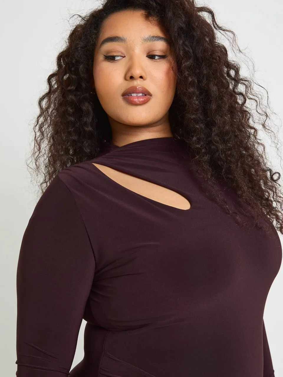 boohoo Dames Plus High Neck Wrap Trim Detail Mini Jurk chocoladebruin, foto 3