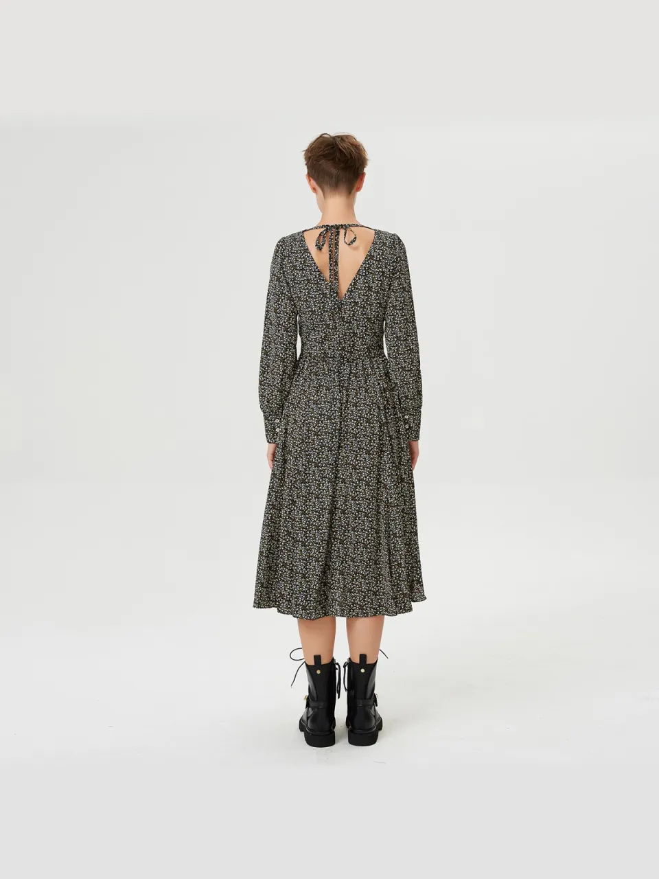 S&J Weekends Gevangen blouse -jurk met Liberty Print en duikende halslijn op de achterkant zwart, foto 2
