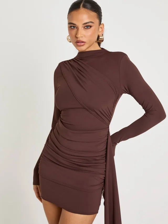 boohoo Dames Hoge hals, gedrapeerde, vormgevende, slinky mini‐jurk Chocoladebruin