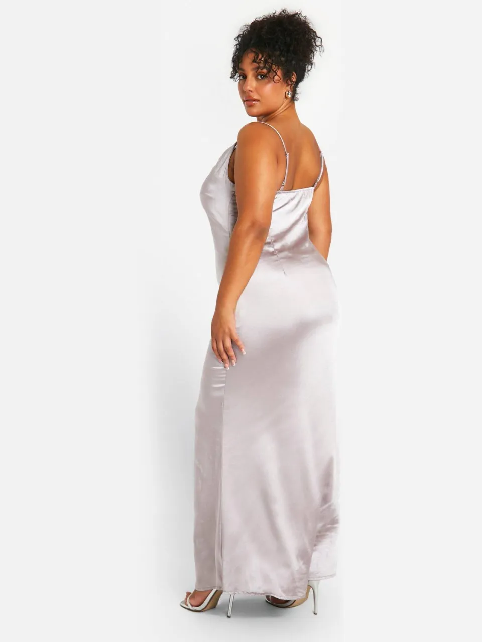 boohoo Dames Plus Satin Sluierhals Maxi Jurk zilver, foto 2