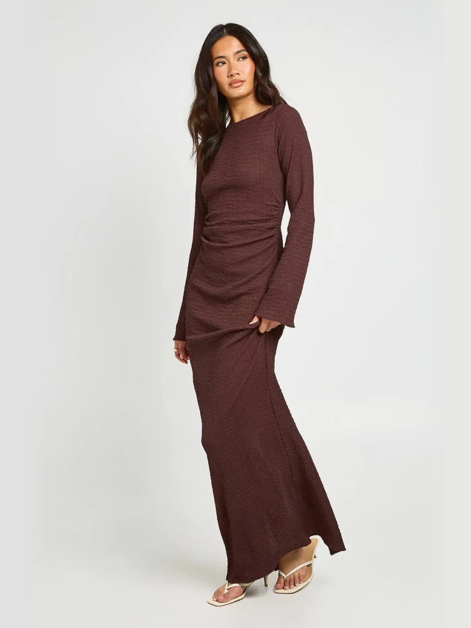 boohoo Dames Gestructureerde Maxi-jurk Met Open Rug En Uitlopende Mouwen chocoladebruin, foto 3