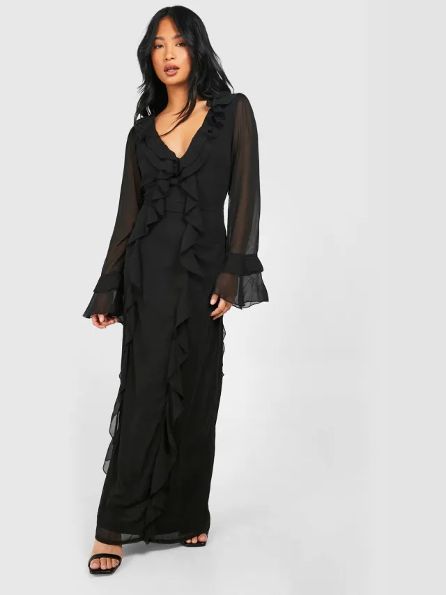 boohoo Dames Petite Plunge Ruffle Flare Sleeve Woven Maxi Jurk Zwart