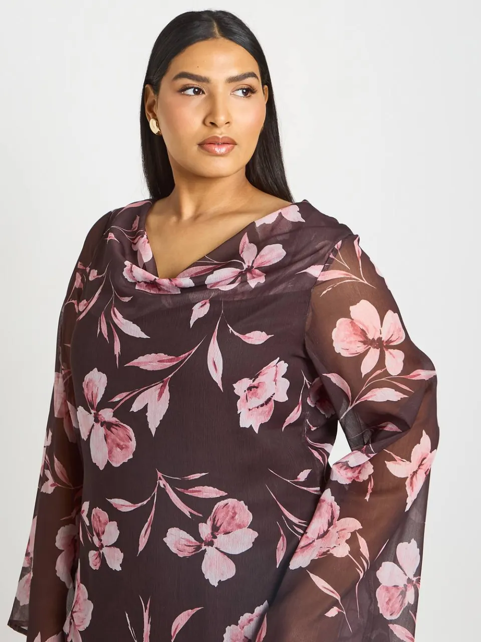 boohoo Dames Plus Size Chiffon Mini Skater Jurk Met Lange Mouwen En Bloemenprint chocoladebruin, foto 4
