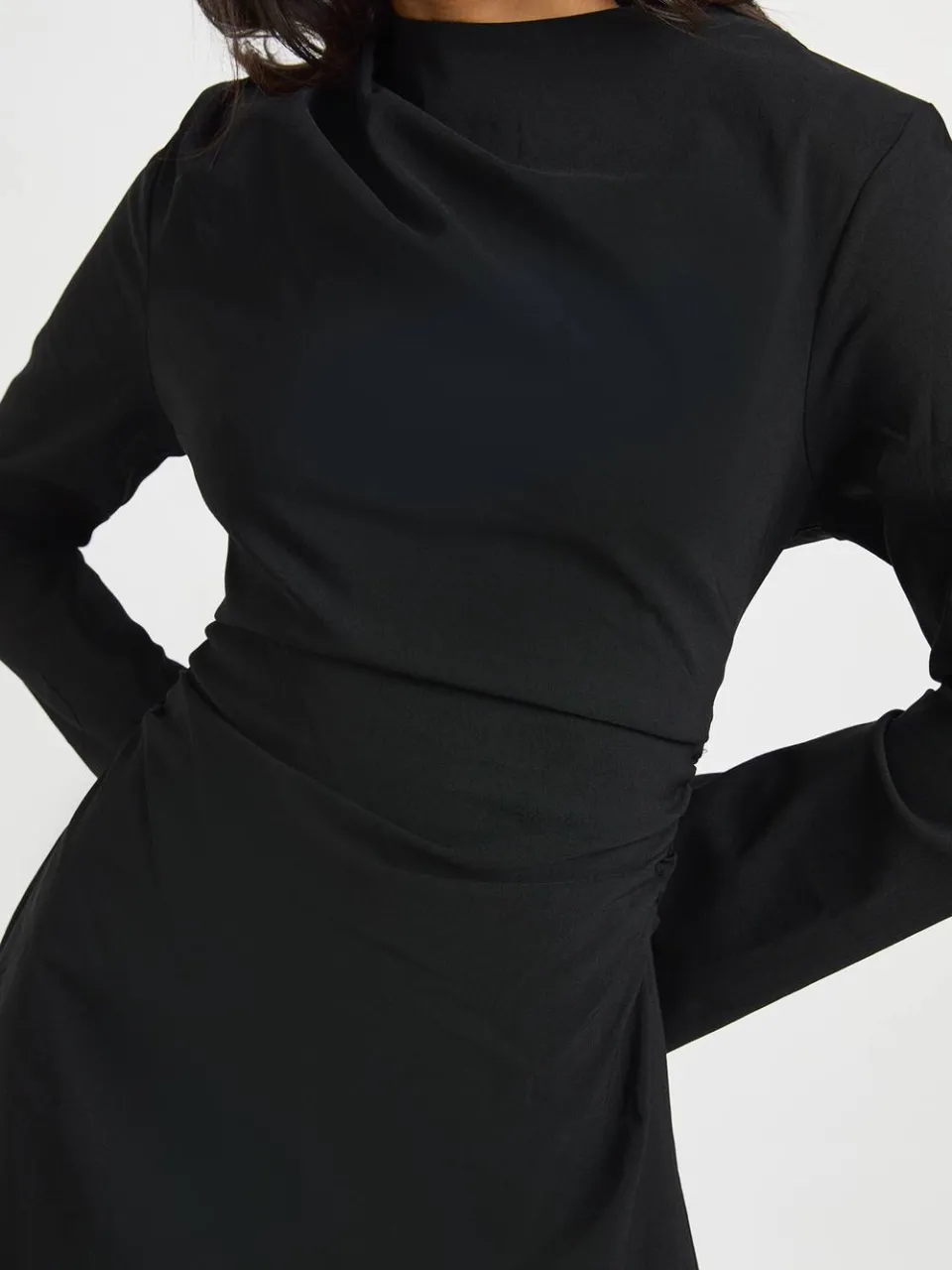 boohoo Dames Mini Jurk met Gerimpelde Taille en Wijde Mouwen zwart, foto 4