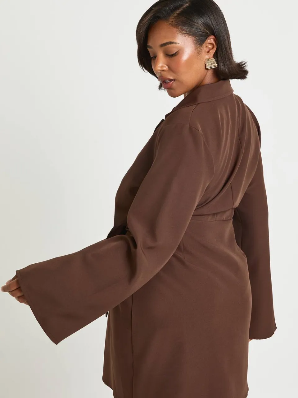 boohoo Dames Plus getailleerde blazerjurk met strik in de taille chocoladebruin, foto 2