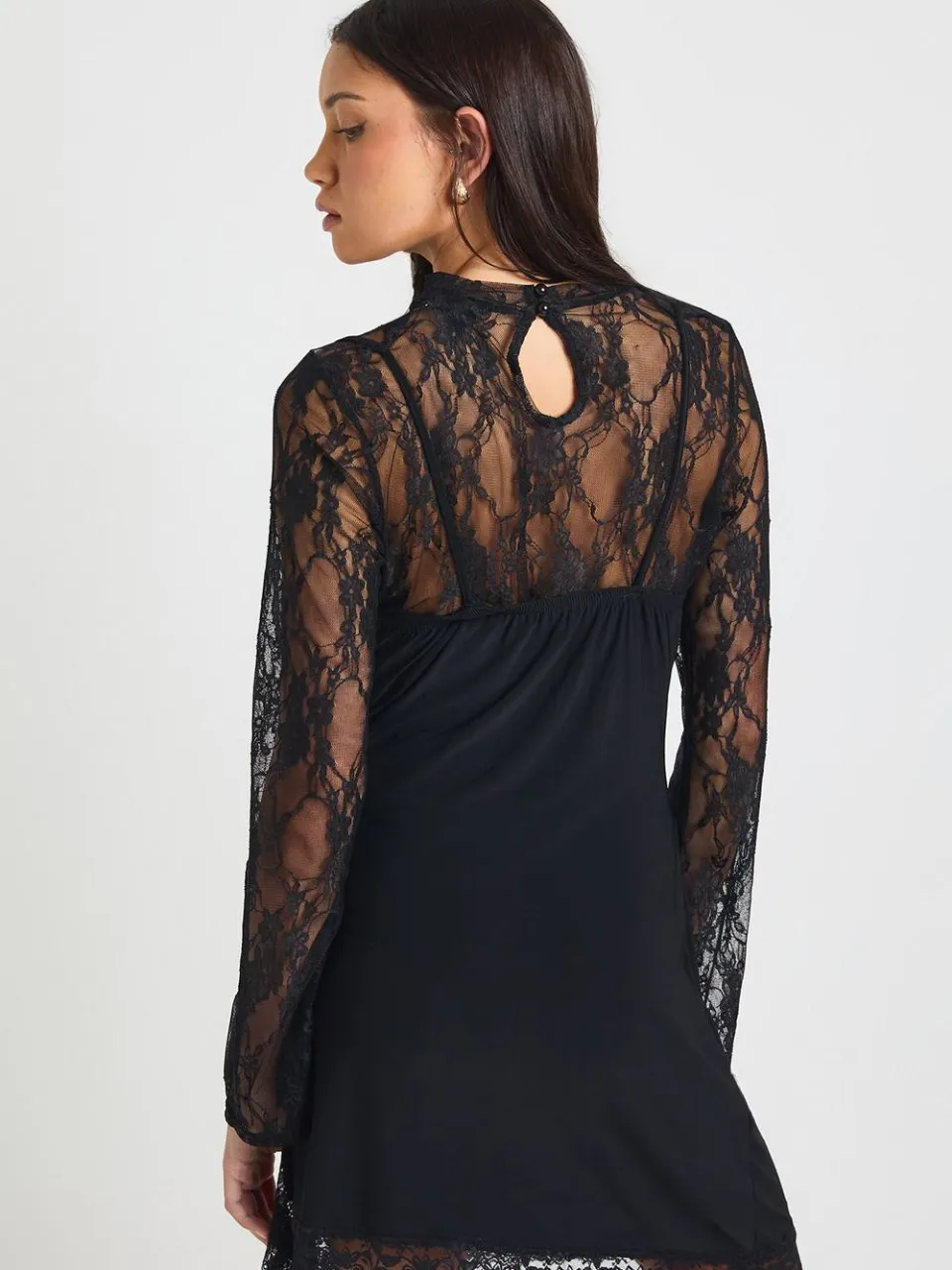 boohoo Dames Kanten Hoge Hals Wijde Mouw Jurk Met Slinky Cowl Cami zwart, foto 3
