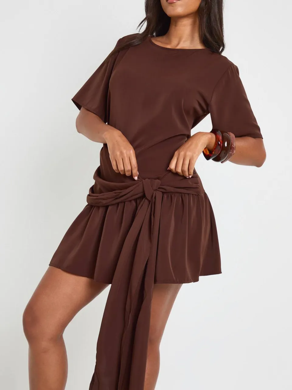 boohoo Dames Mini-jurk Met Strikceintuur En Asymmetrische Zoom Van Geweven Stof espresso, foto 4