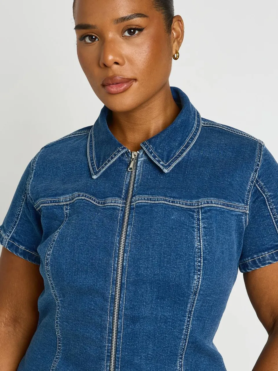 boohoo Dames Plus Denim Jurk Met Korte Mouwen En Rits Aan De Voorkant, foto 4
