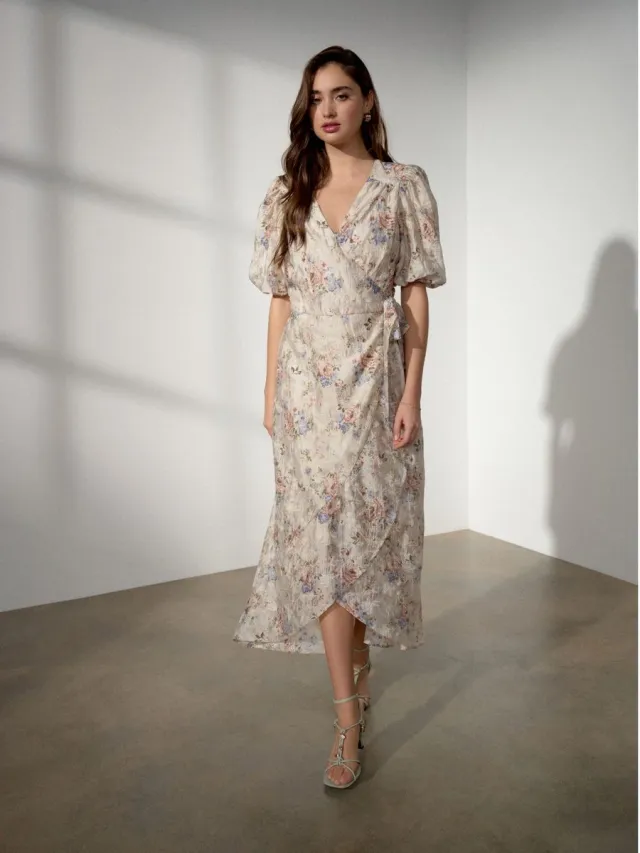 Next Dames - Midi-gelegenheidsjurk met korte pofmouwen en overslag. - Tall - Crème Pink Floral Embroidery