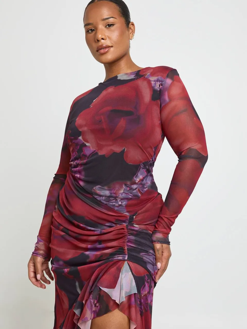 boohoo Dames Plus Floral Mesh Ruffle Ruched Maxi Jurk rood, foto 3