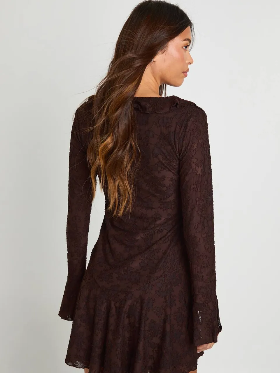 boohoo Dames Burnout Bloemen Ruches Voorkant Mini Jurk chocoladebruin, foto 2
