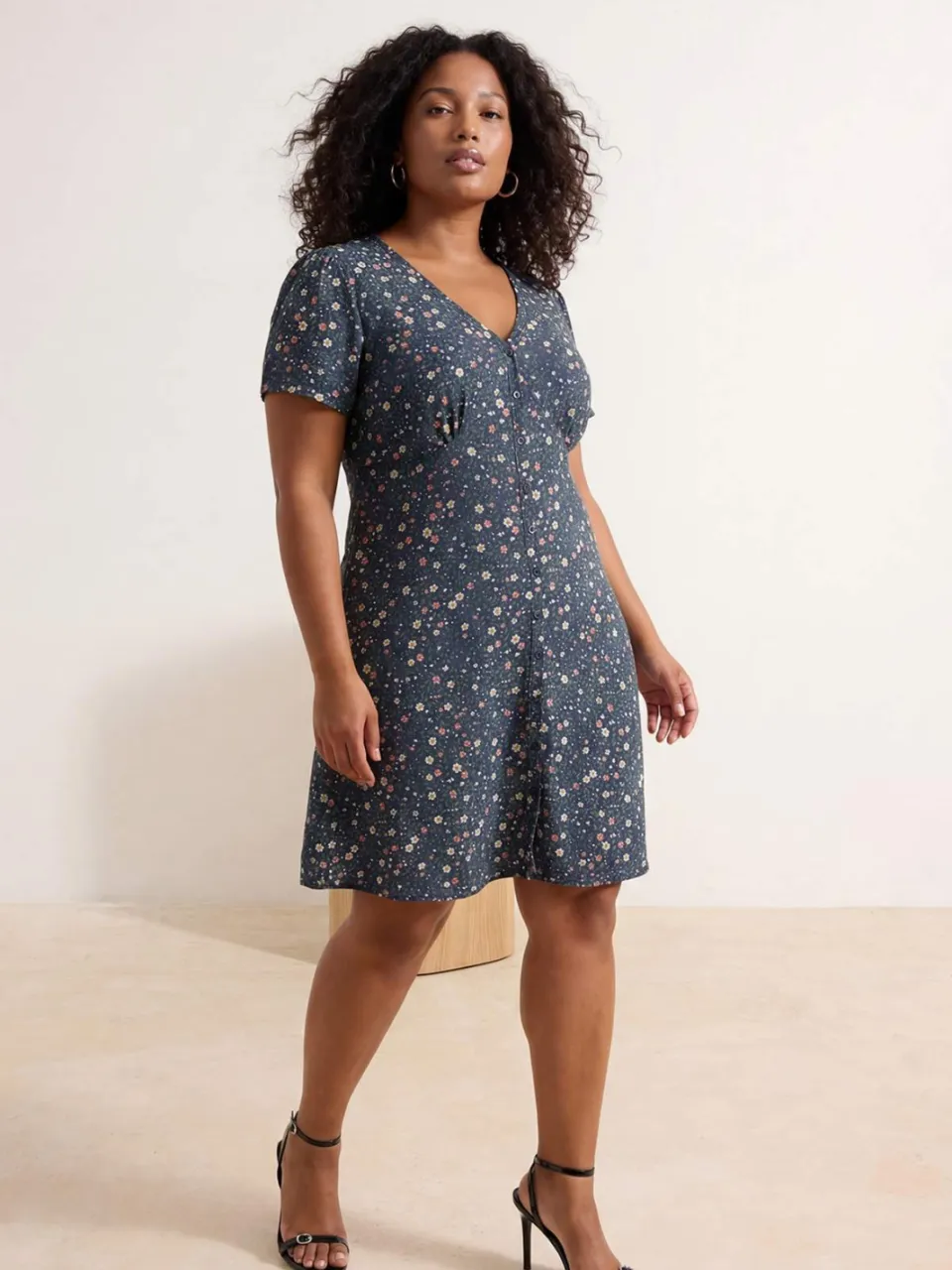 Trendyol Curve Dames Donkerblauw Bloemen Kort / Mini Kort Casual Skater Grote maten Jurk marineblauw/blauw, foto 2