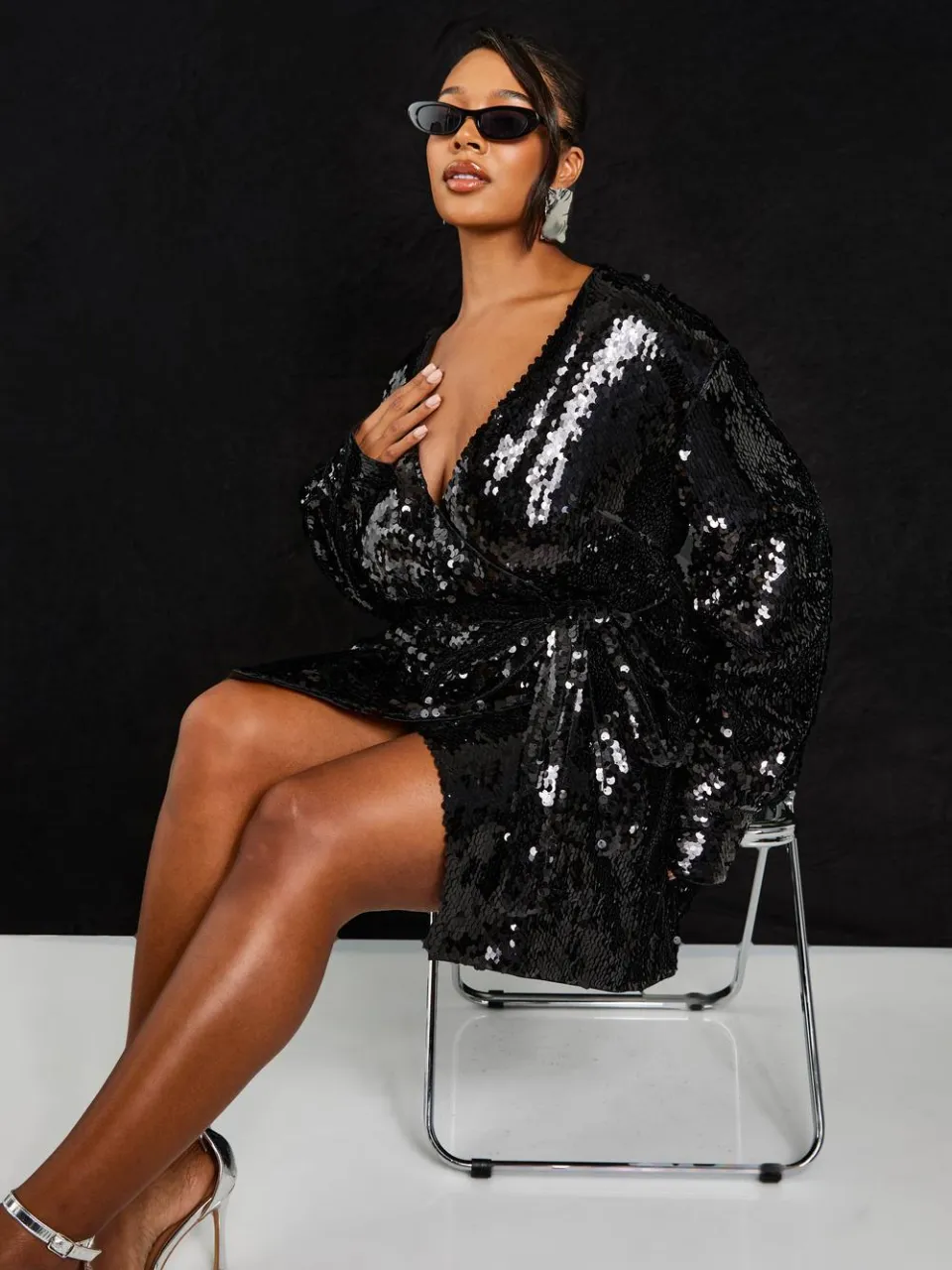 boohoo Dames Plus Premium Pailletten Wrap Jurk zwart, foto 3