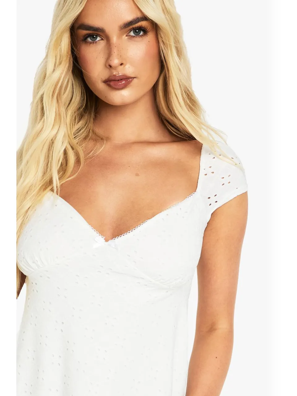 boohoo Dames Broderie Cap-mouw Geraffineerde Jurk wit, foto 3