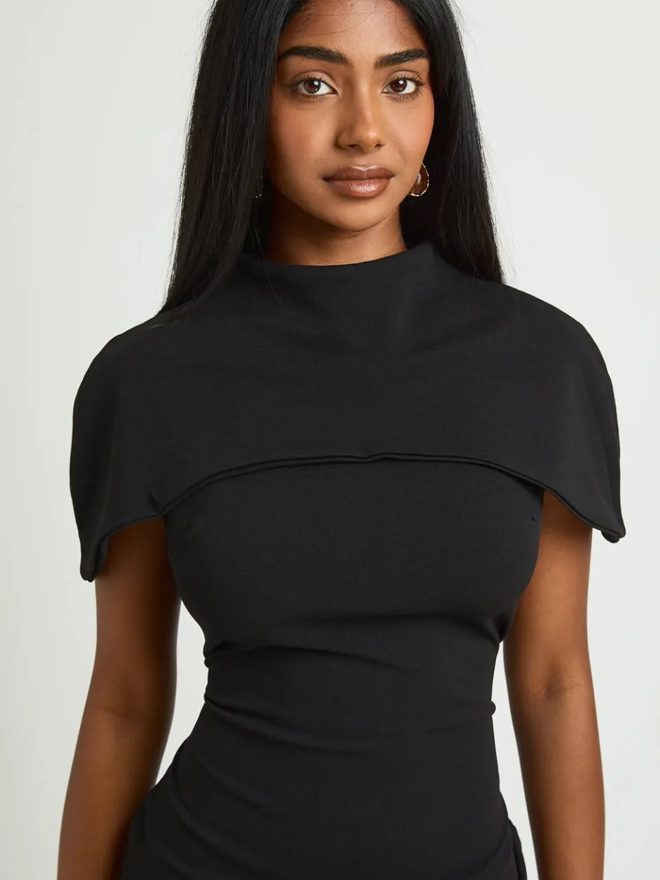 boohoo Dames Jersey Crepe Mini Jurk Met Cape Detail zwart, foto 4