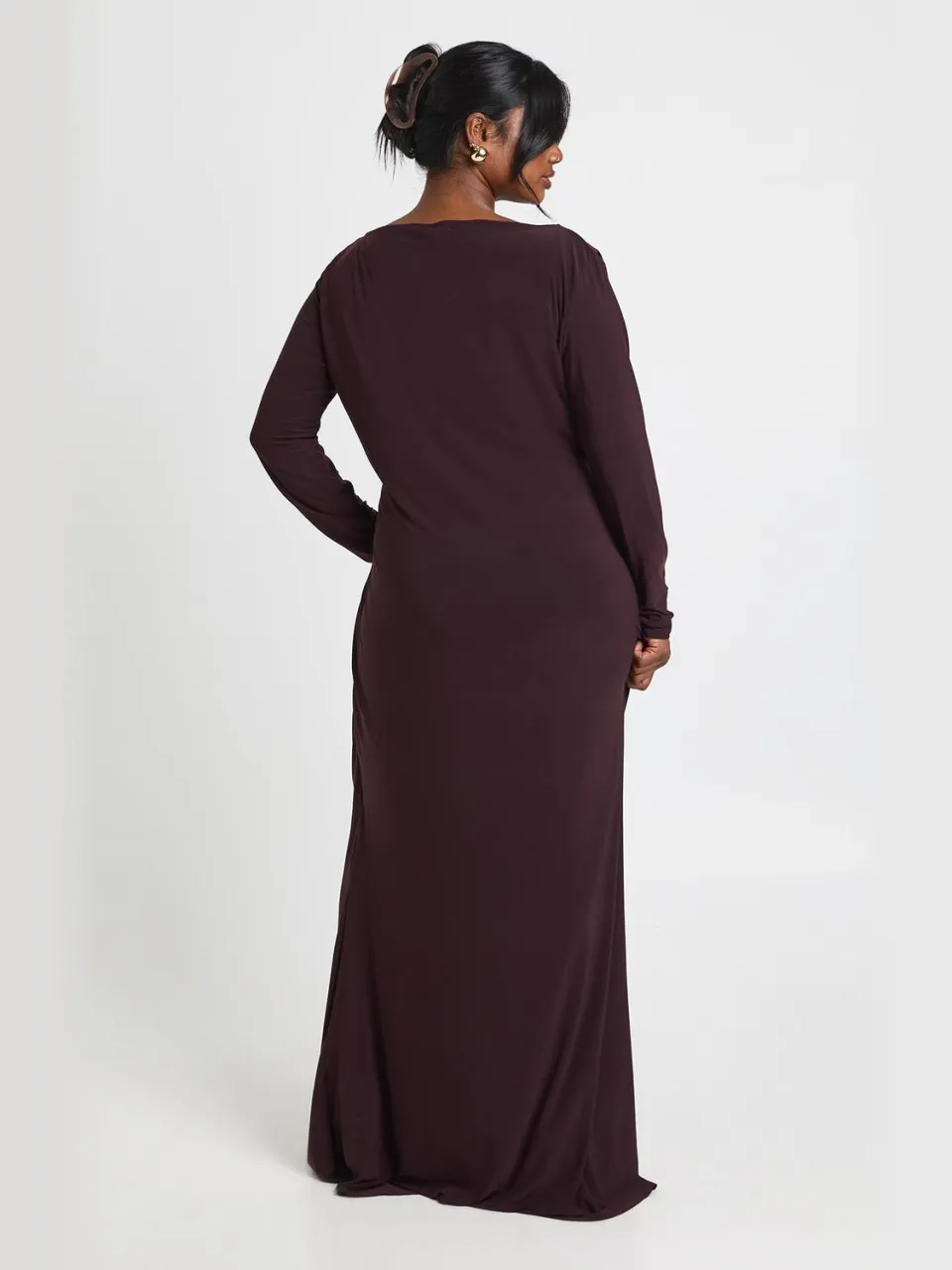 boohoo Dames Plus Slinky Gerimpelde Detail Maxi Jurk chocoladebruin, foto 2