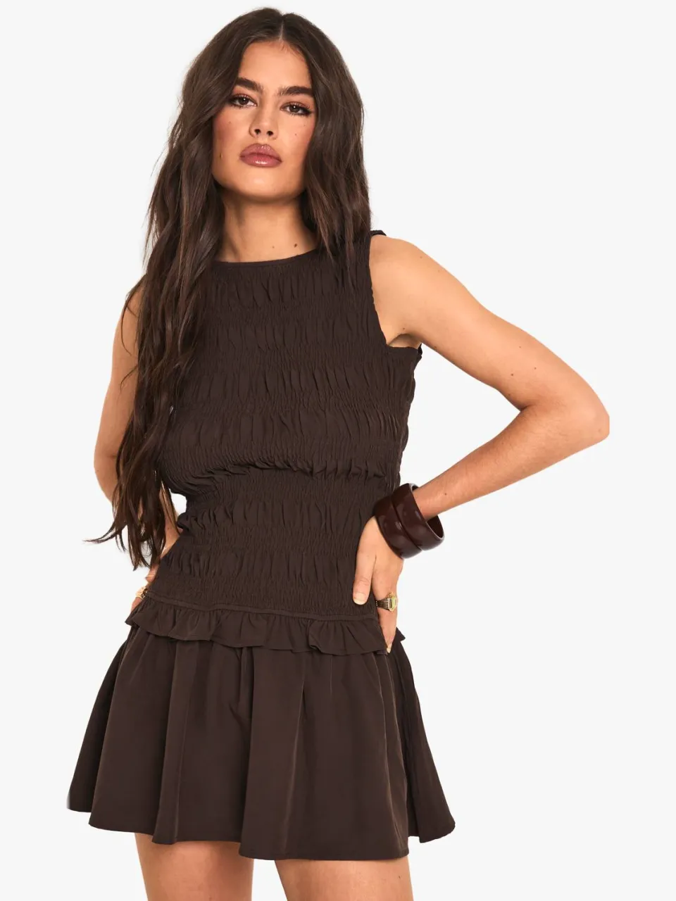 boohoo Dames Gerimpelde racerhals smockjurk chocoladebruin, foto 3