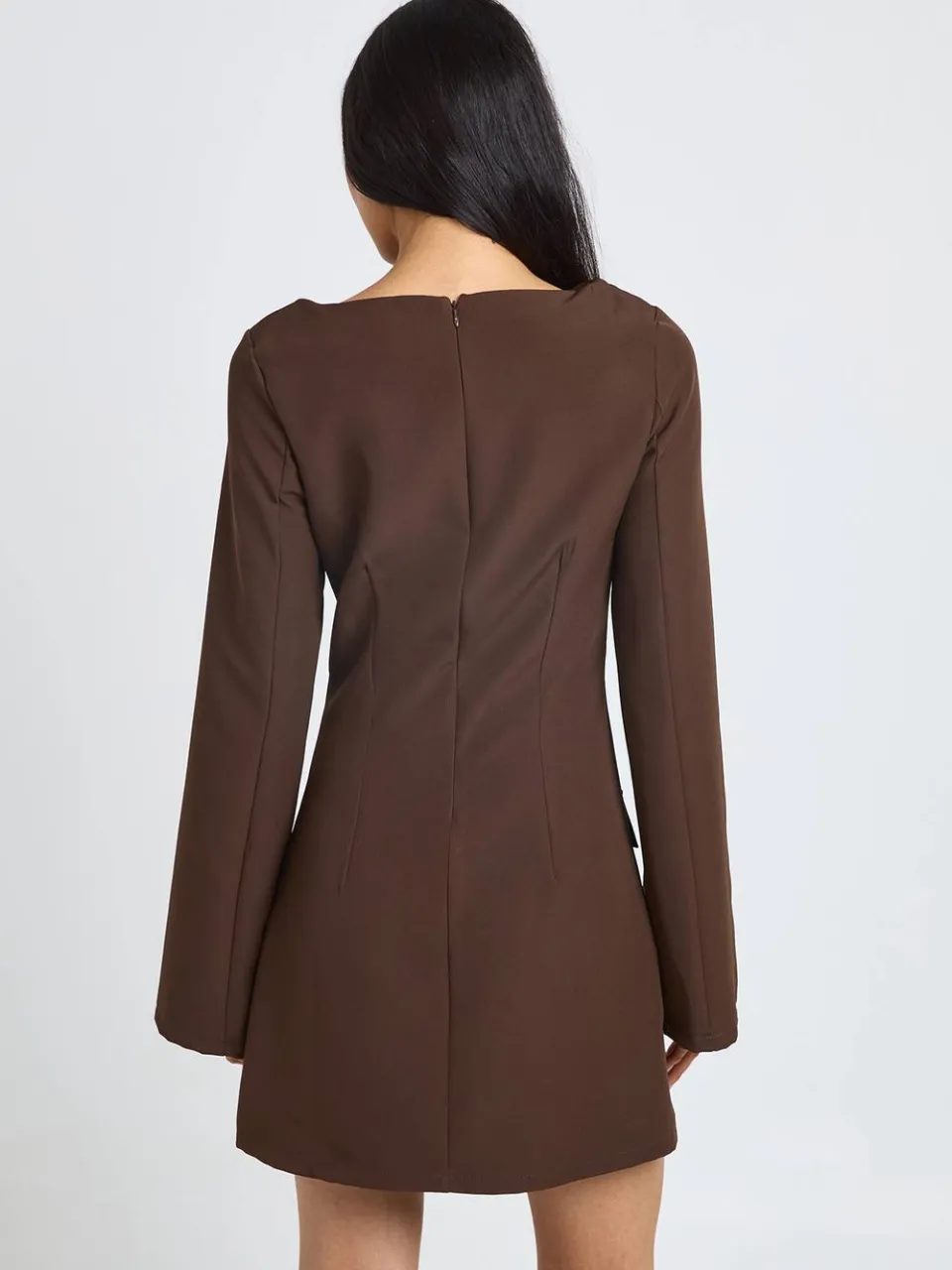 boohoo Dames Tall Mini-jurk Met Lange Mouwen, Slash-hals En Getailleerde Snit chocoladebruin, foto 3