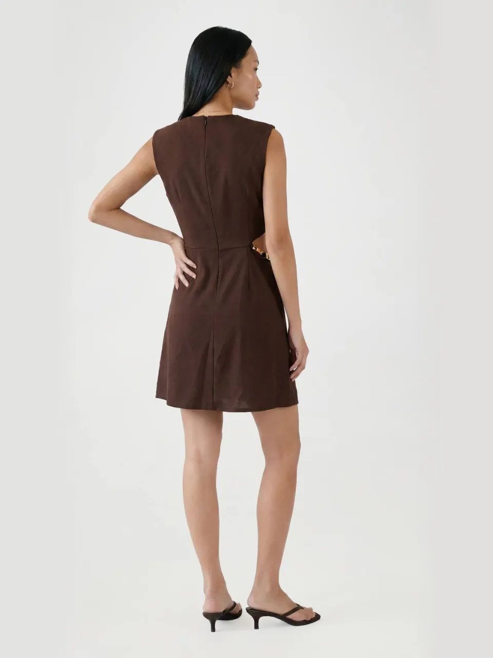 boohoo Dames Mini-jurk Met Schoudervulling En Goudkleurige Details, foto 2