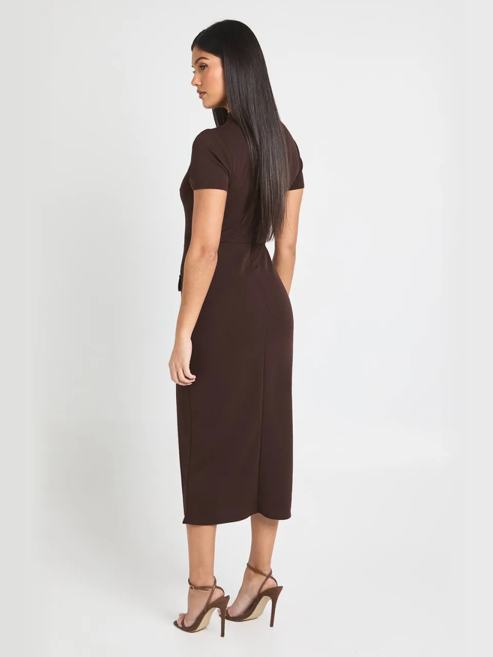 boohoo Dames Crepe Midi Jurk met Hoge Hals en Zakdetail chocoladebruin, foto 2