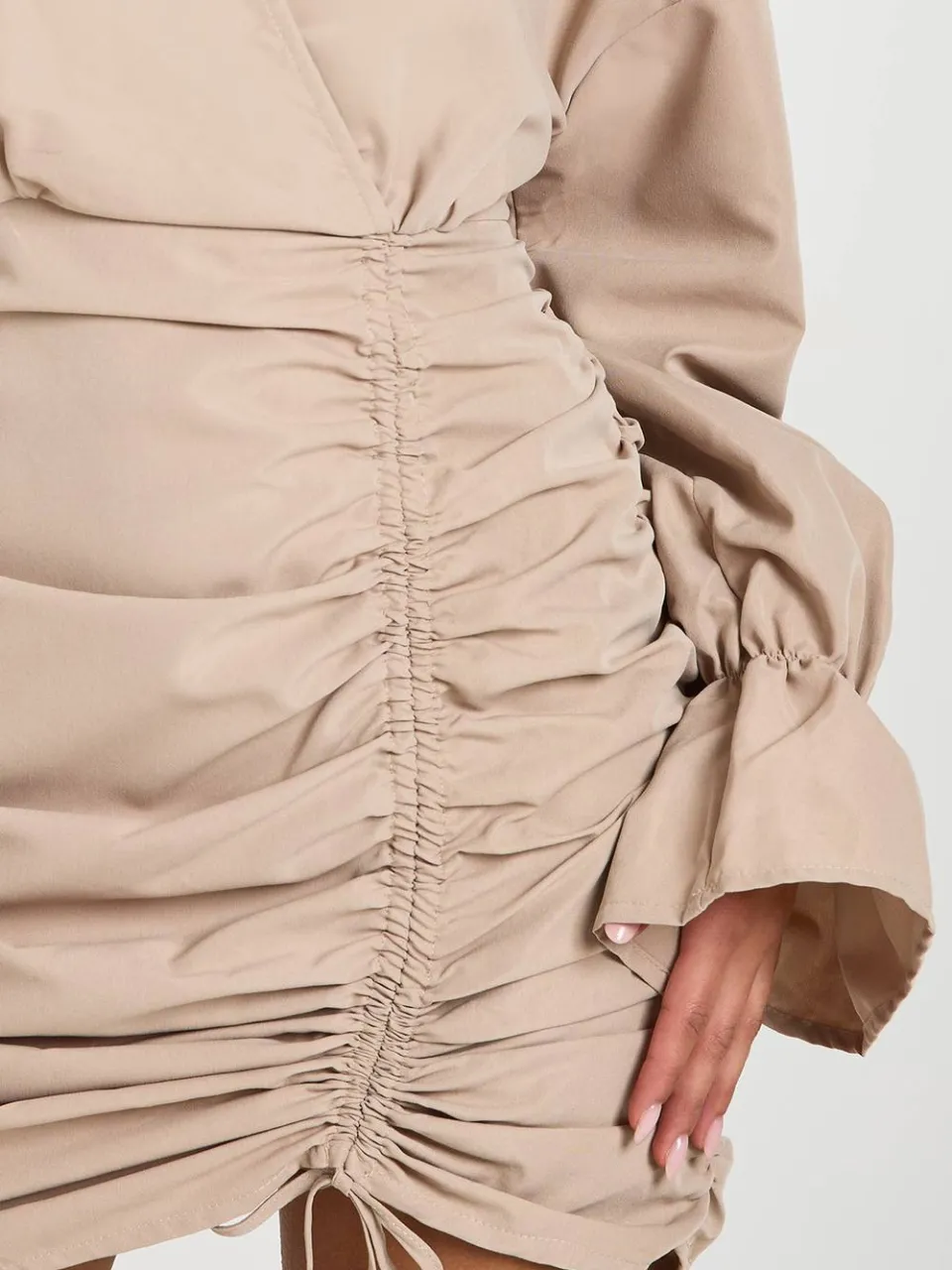 boohoo Dames Katoenen ruched wikkeloverhemdjurk taupe, foto 4