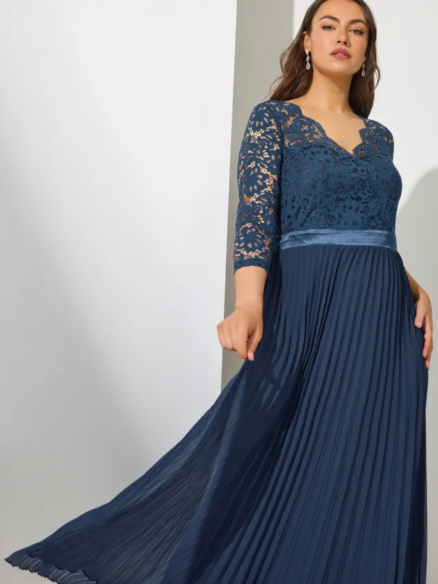 Yours London Lange Bruidsmeisjesjurk Met Plooien En Bloemenkant In Donkerblauw Blue
