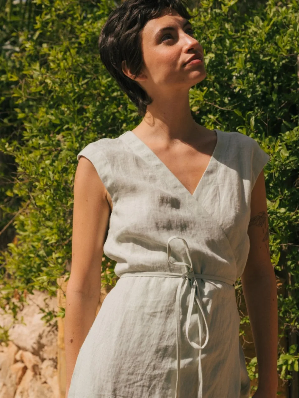 AmourLinen dames vegan Midi Wikkeljurk Aurora Saliegroen, foto 2